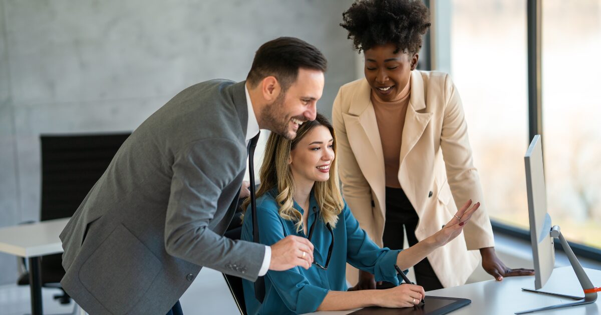 Setembro aquecido: TI dispara com mais de 3 mil vagas e formação gratuita