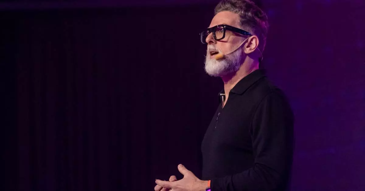 Ou você orquestra o futuro, ou será substituído por ele, provoca futurista Neil Redding no SXSW