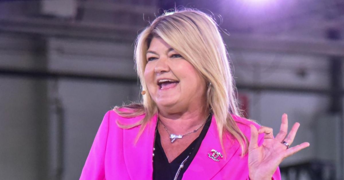 IA nas empresas: Sandy Carter explica como sair do “purgatório de pilotos”