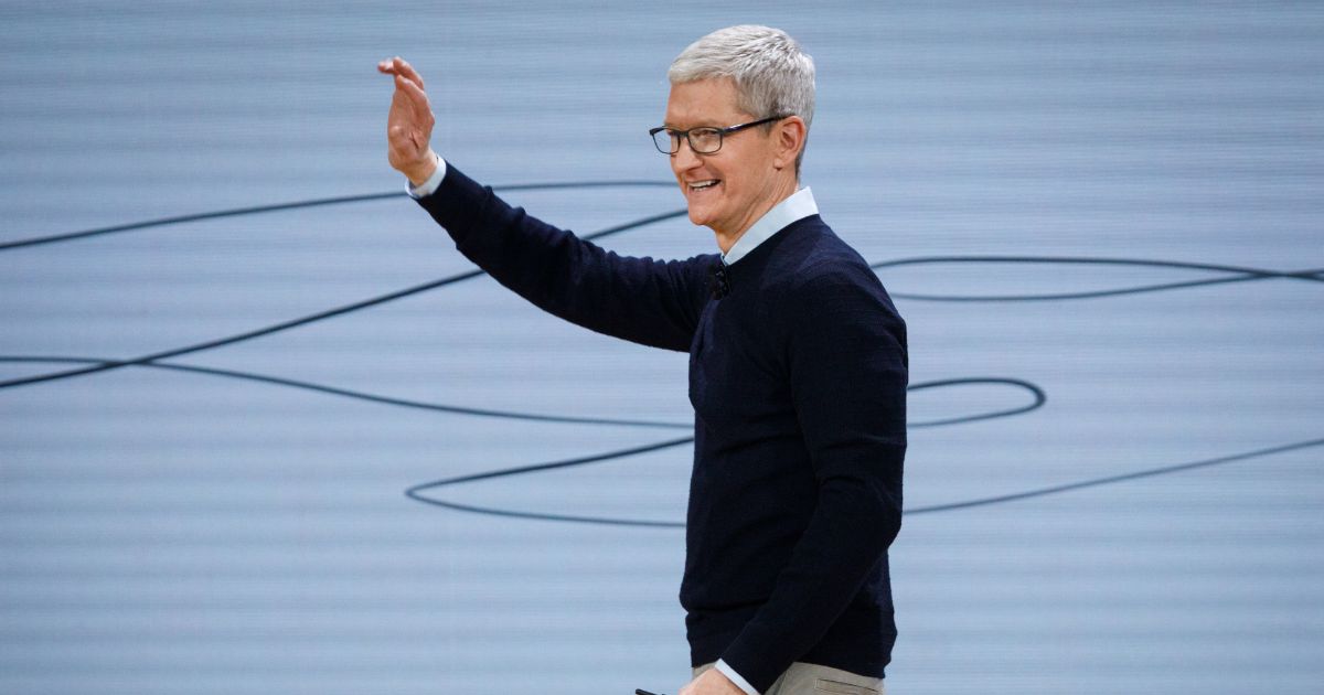 Apple anuncia John Ternus como próximo CEO; Tim Cook assume presidência do conselho
