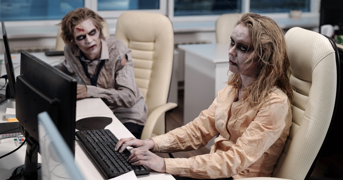 Zumbi de IA? Consultoria alerta sobre substituição do pensamento crítico no trabalho